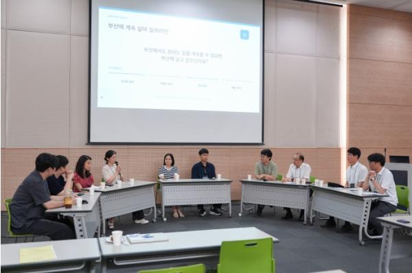 부산에 머물며 더 넓은 일자리로… '정주형 원격근무' 새로운 가능성 열어 기사 이미지